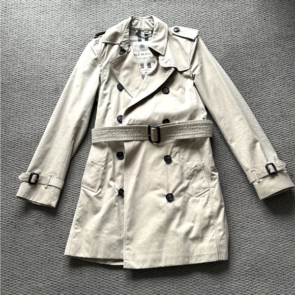 Burberry Short Kensington Heritage Trench Coat
